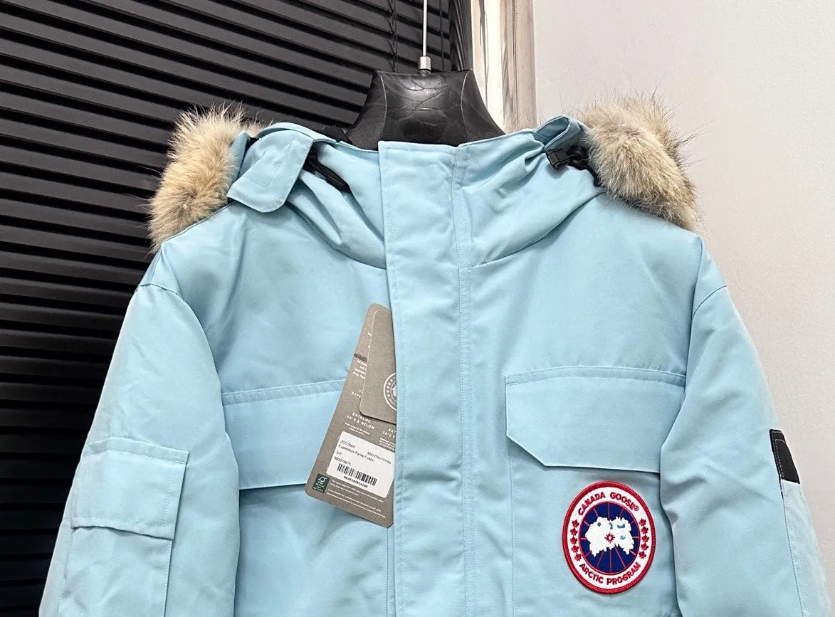 P780 Top Purchasing Version (Wolf Hair Optional) 🇨🇦CANADA GOOES 24 new models 08 models/couple models Factory direct supply: supplying global purchasing agents, micro-business, entities, Tmall, high-end stalls and studio cooperation, free shipping! Canada Goose Expedition Parka 2008 is the same style for men and women. It is mid-length and the most timeless classic. All Arctic and Antarctic scientific expedition teams choose Canada Goose as their cold-proof equipment. It is the Rolls-Royce of down jackets. ➖ Industry-leading anti-counterfeiting chip sensing. ➖ Imported Behringer embroidery machines and customized embroidery labels, the highest level and industry leading. ➖ Imported Korean 21-count polyester-cotton blended original fabric, TC85 waterproof coated fabric, water-repellent, windproof and wear-resistant. ➖ The new national standard 80 white duck down is filled with an average of 520 grams of down. The amount of down filled is industry-leading. ➖ 100% nylon lining with double double-layer sealing design to prevent velvet running, and seamless thread design on the cuffs! ➖ Western Canadian Green Wolf Collar. ➖ Yoshida YKK provides original factory-customized electroplated sliders. YKK two-way lockable zippers are tight and smooth and do not peel off paint. ➖ 3M composite Velcro is durable and the accessories and hardware are all custom-made. Note: Our copywriting is only simple and clear. Instead of bragging about the copywriting, it is better to compare and understand with samples. Only for the purest goose, the most dedicated, the most professional, the highest quality, the highest cost performance!  Size:XS-XXL